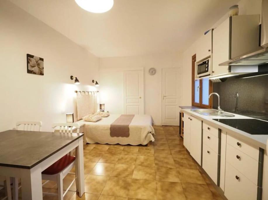 Studio Meuble Avec Terrasse Greoux-les-Bains ภายนอก รูปภาพ